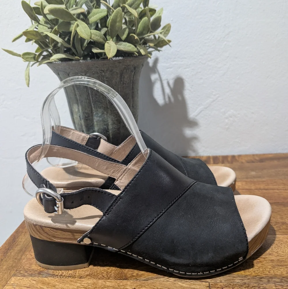 Dansko‎ size 38 Black leather upper lined sandals w/ wood accents